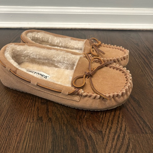 NWOT! Minnetonka Brown Suede Moccasins - Cally Style. - Picture 5 of 7
